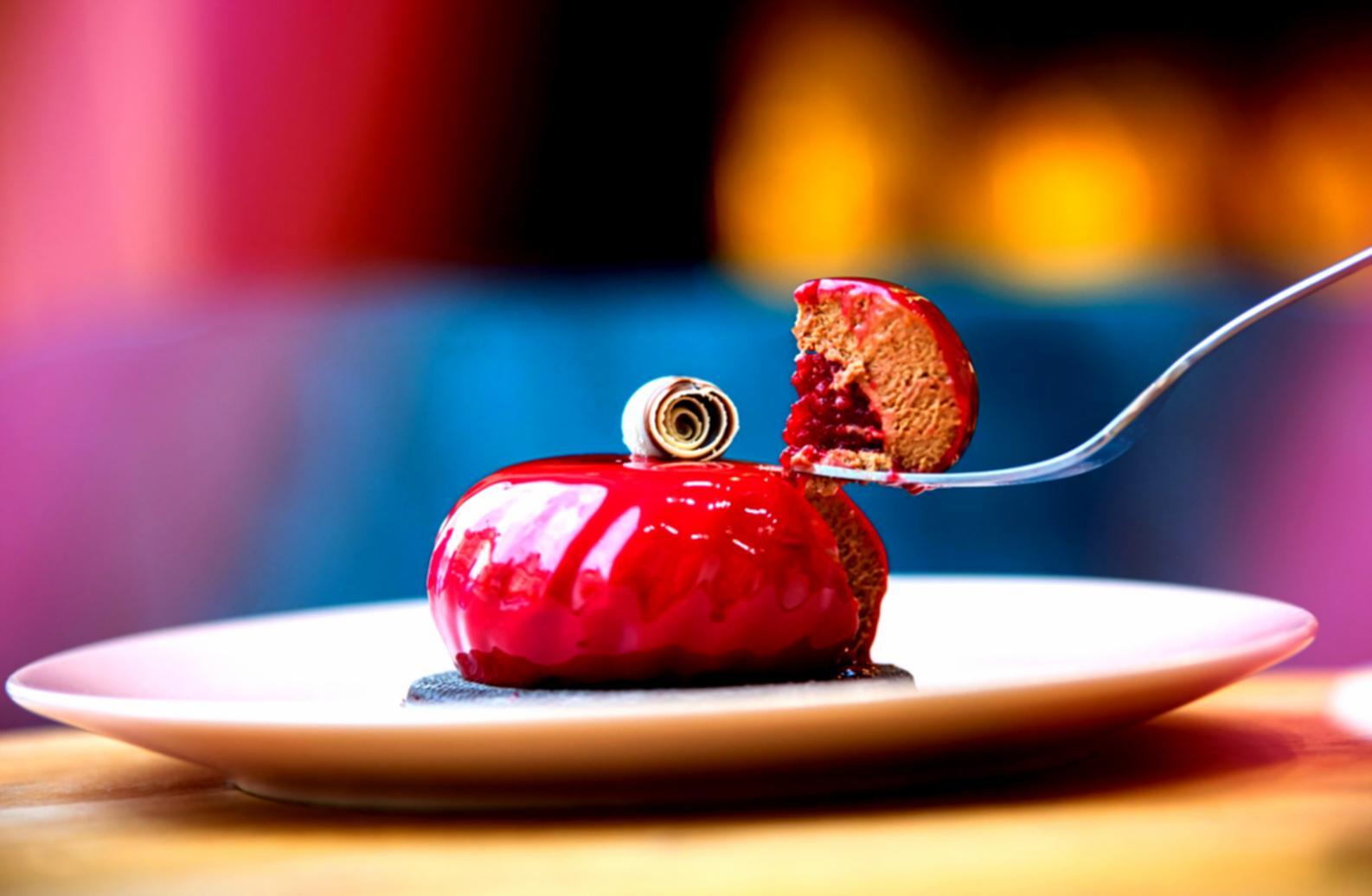 Professionelle Vorbereitung eines Buffets mit verschiedenen Speisen und Getränken