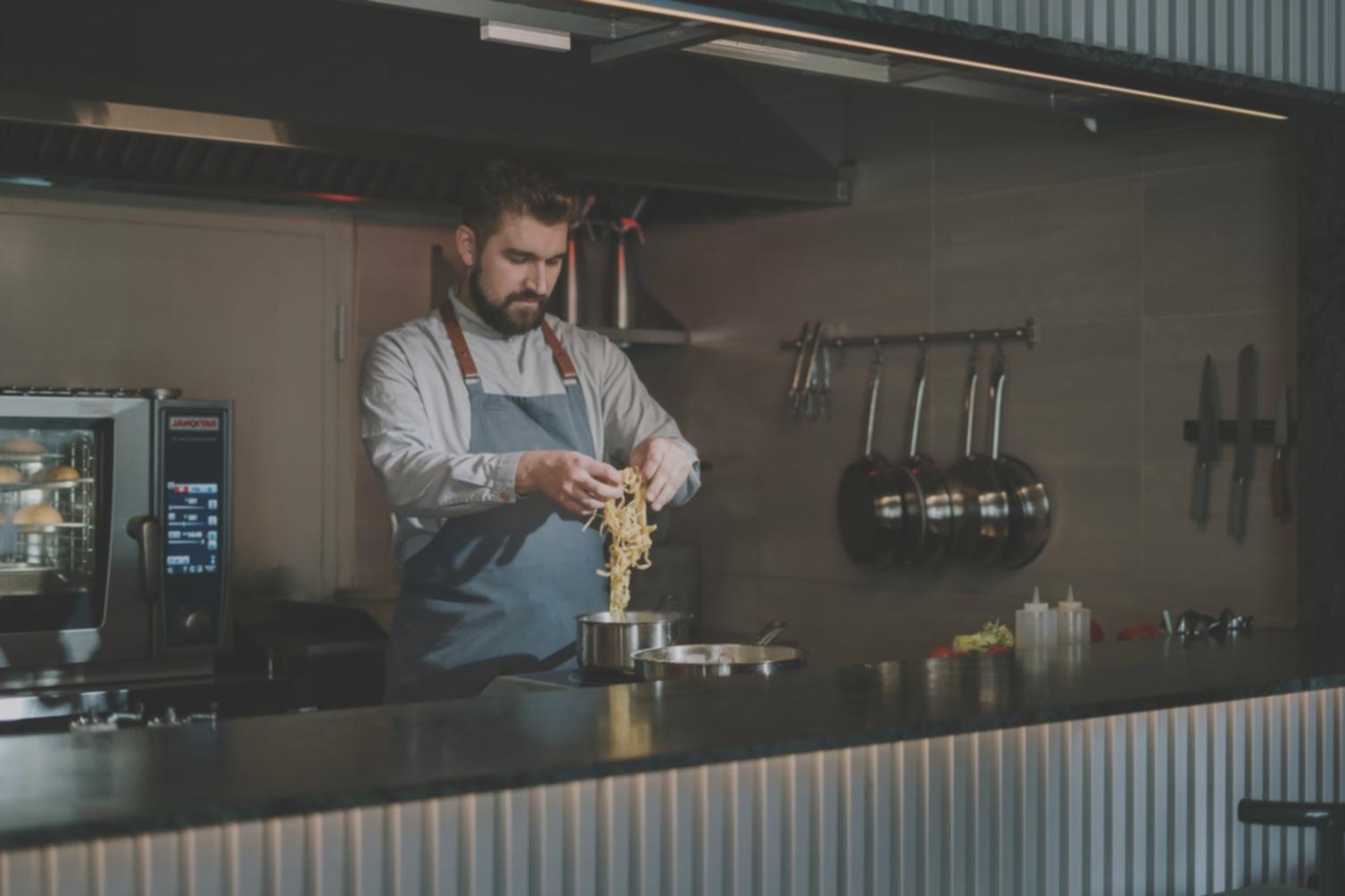 Warmes Buffet mit verschiedenen Gerichten